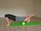 Pilates Übung mit einer Faszienrolle